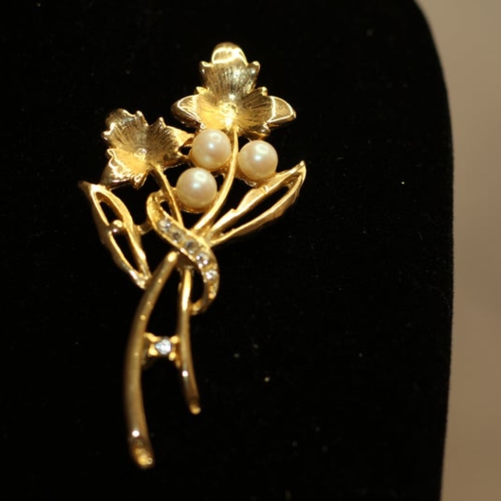Gold Pearl Leaf Brooch